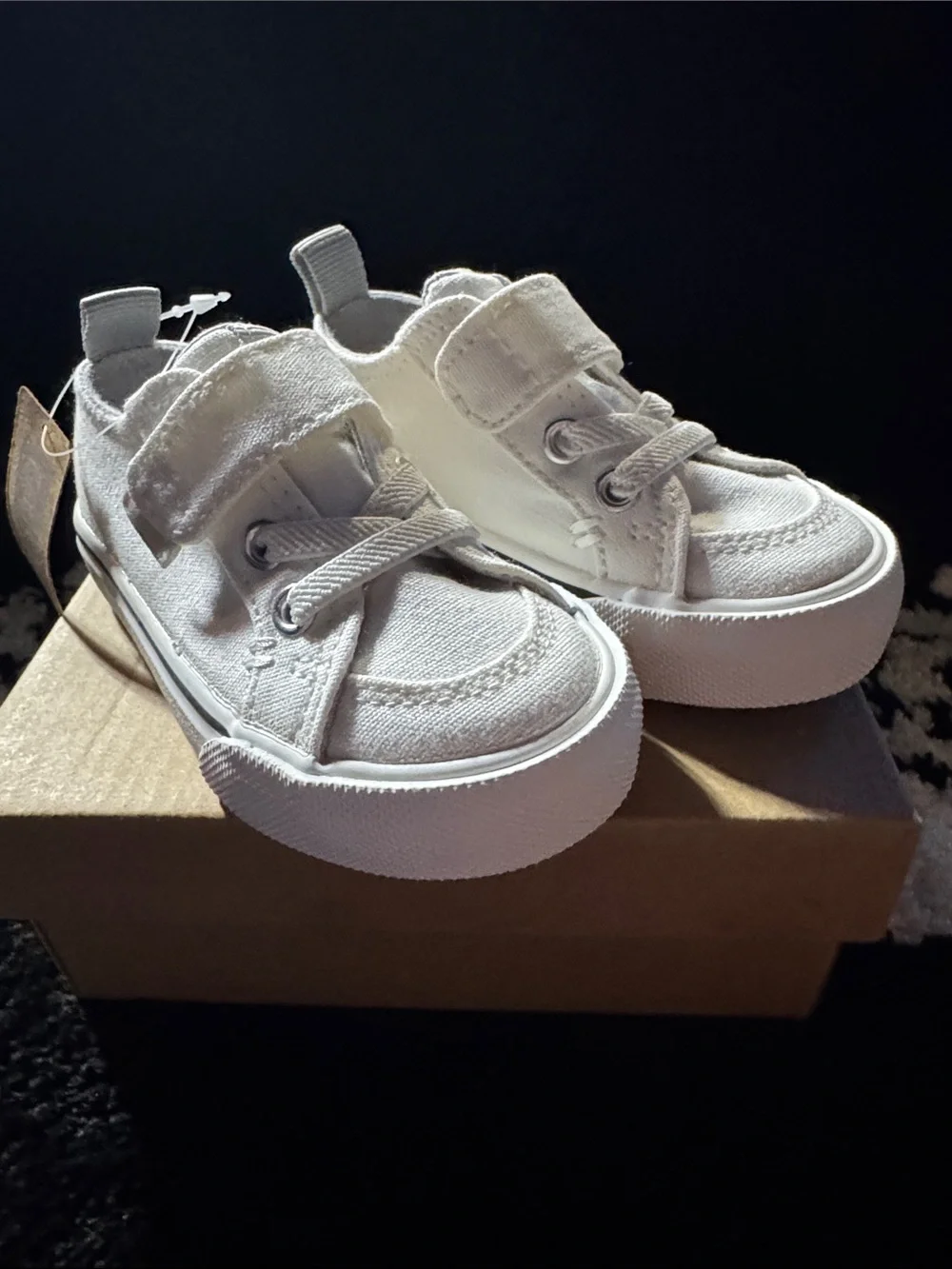 NWT Size 4 Easy Star Kids White Canvas Velcro Sneakers